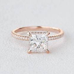 טבעת אירוסין חיתוך פרינסס משובצת יהלומים