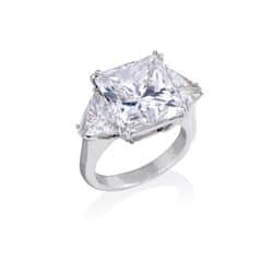 טבעת אירוסין פרינסס משובצת 2 יהלומי צד משולשים.